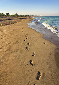 海滩背景的脚印 海边沙滩上的人类脚足足迹 烙印图片