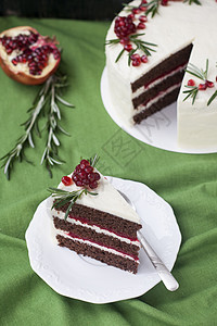 白石榴巧克力蛋糕配浆果奶油 白奶酪奶油 石榴浆果和迷迭香枝条 生日蛋糕或结婚蛋糕的想法 假期 喜悦背景
