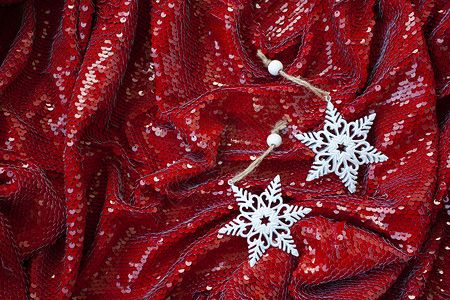 红喜舞背景 有火花和两件圣诞树白装饰品 用于写字母和贺卡背景图片