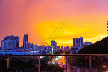 海南三亚市 雨和明亮的橙色天空 城市景观 全景 自然背景