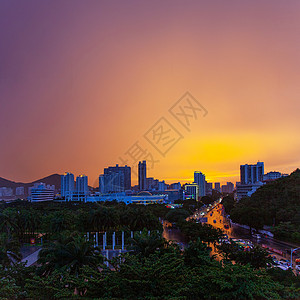 海南三亚市 雨和明亮的橙色天空 日落 天际线 城市景观背景
