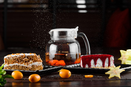 橙子味粗粮糕芝士蛋糕加莓酱和胡萝卜蛋糕 加酸奶油和焦糖 在黑方板的黑木桌子上 服务 甜点背景