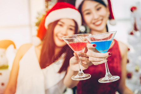 亚洲可爱的少女派对 在圣诞新年前夕喝酒 一起快乐地享受和玩乐背景图片