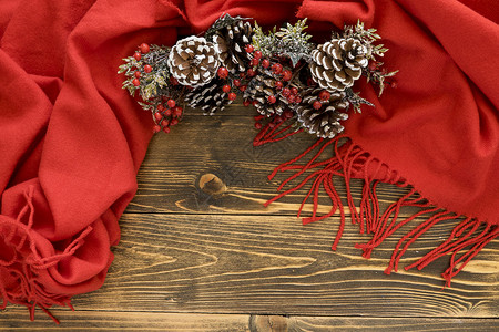 平板布置可爱可爱的冬松锥壳红围巾图片