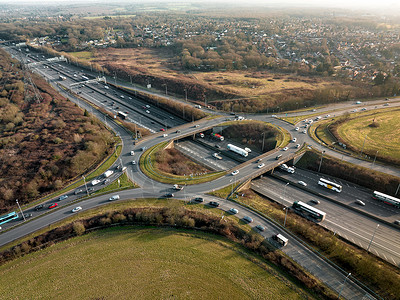 交通高峰期英国 M25 高速公路交界处鸟瞰图图片