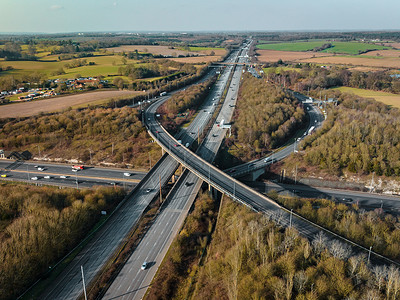 英国高速公路 M25 和 M1 高速公路交汇处鸟瞰图图片