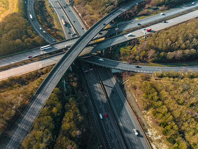 英国繁忙高速公路交汇处行驶的车辆鸟瞰图图片