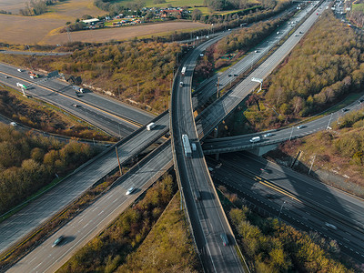 英国高速公路 M25 和 M1 高速公路交汇处鸟瞰图图片