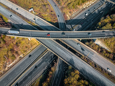 英国高速公路 M25 和 M1 高速公路交汇处鸟瞰图图片