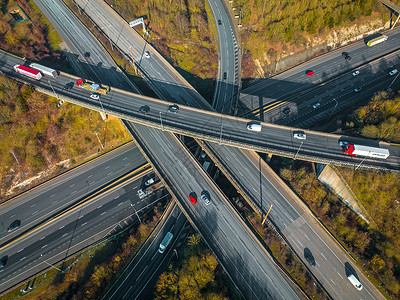 英国繁忙高速公路交汇处行驶的车辆鸟瞰图图片