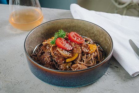 深盘面配牛肉、蔬菜、樱桃番茄和芝麻酱图片