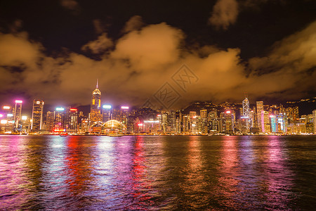 从维多利亚港看香港的夜景图片