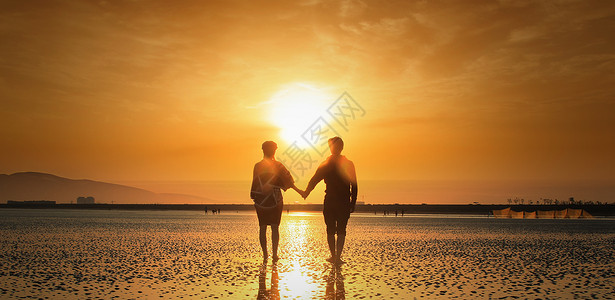 沙滩傍晚夕阳西下的情侣设计图片