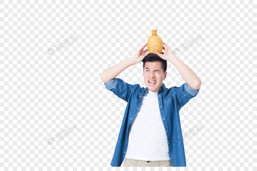 年轻男性头顶菠萝搞怪图片图片