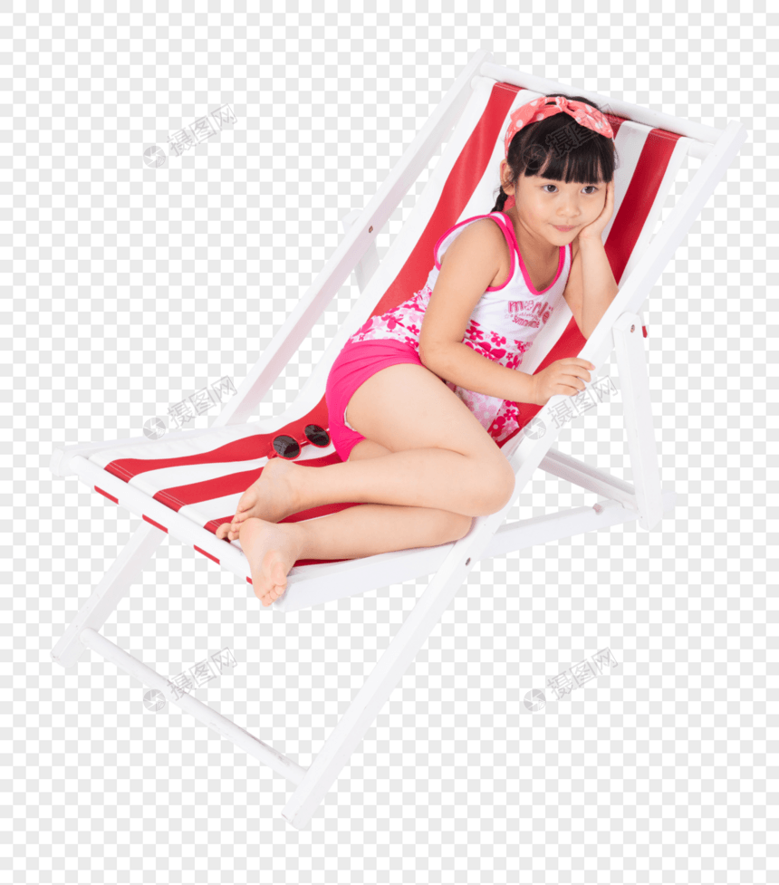 坐在沙滩椅上的小女孩图片