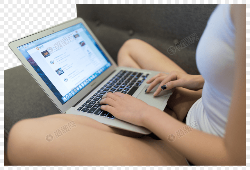 在沙发上玩电脑网购购物的女性图片