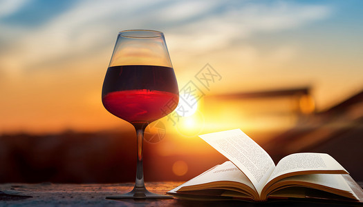 喝红酒的女孩儿夕阳下的红酒设计图片