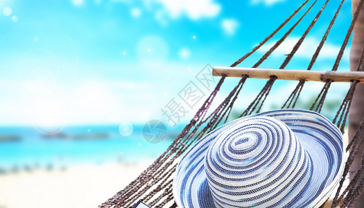 蓝帽子夏季海边度假场景设计图片