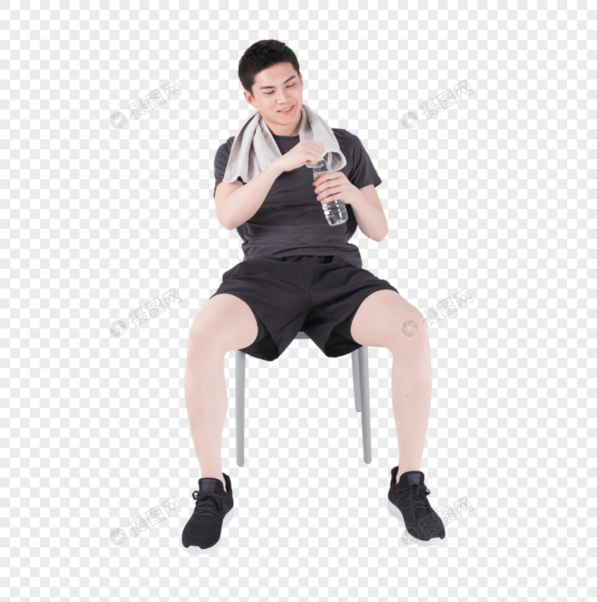 健身运动后休息喝水的男性图片