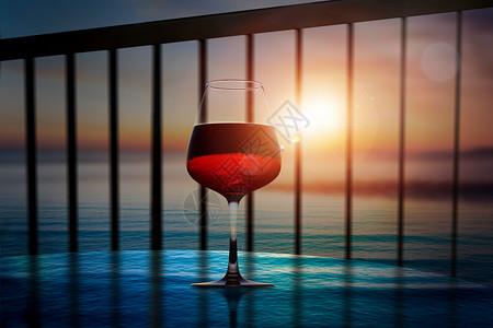 外国人喝红酒夕阳下的红酒设计图片
