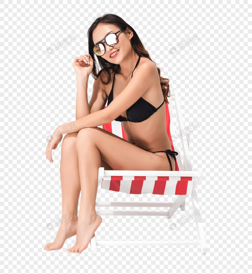黑色比基尼泳装美女坐在沙滩躺椅上图片