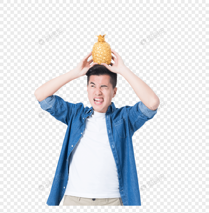年轻男性头顶菠萝搞怪图片