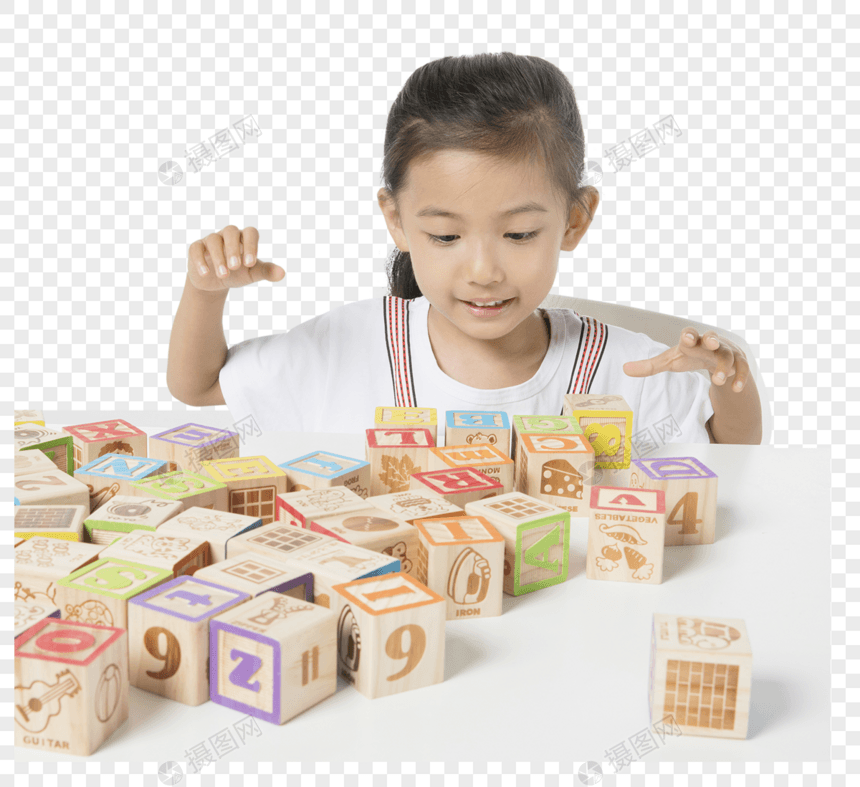 女孩在玩积木图片