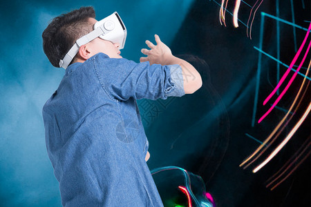 带VR眼镜的男生VR科技设计图片