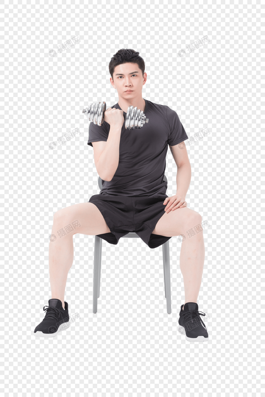青年男性坐椅子上举哑铃健身图片