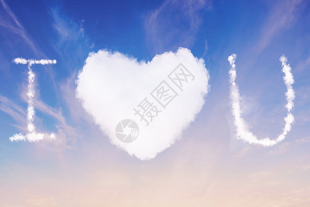 云朵组成的心浪漫情人节设计图片