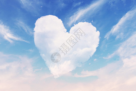 云朵组成的心浪漫心形场景设计图片