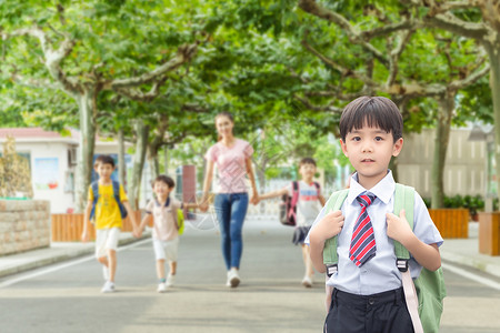 背着书包招招手打招呼的同学开学季设计图片