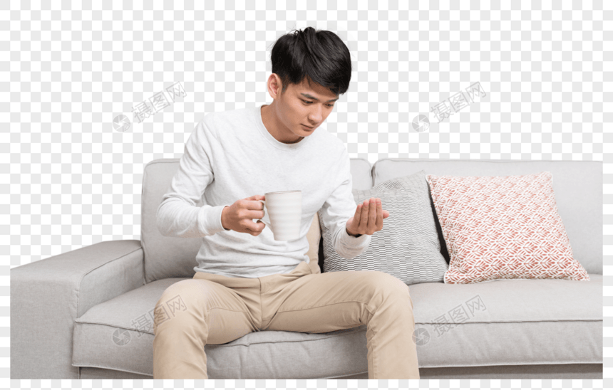 坐在沙发上吃药的男性图片