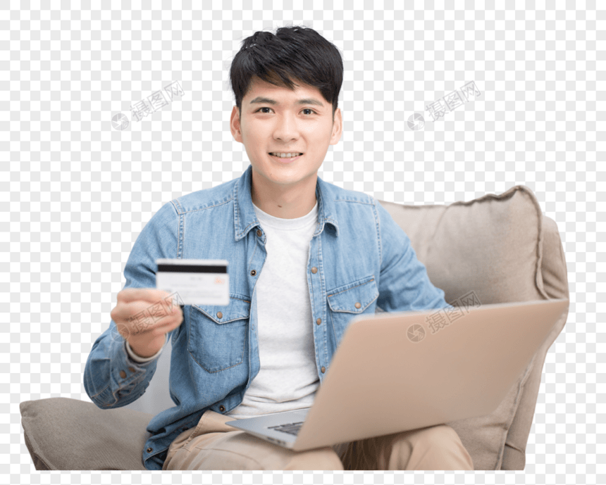 拿着银行卡使用电脑网购的男性图片