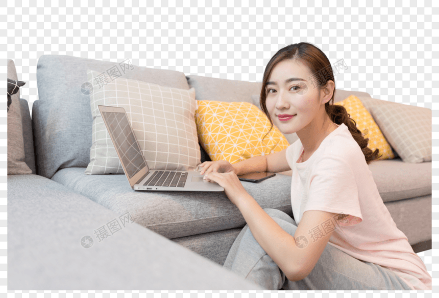在家打电脑休闲放松的女性图片