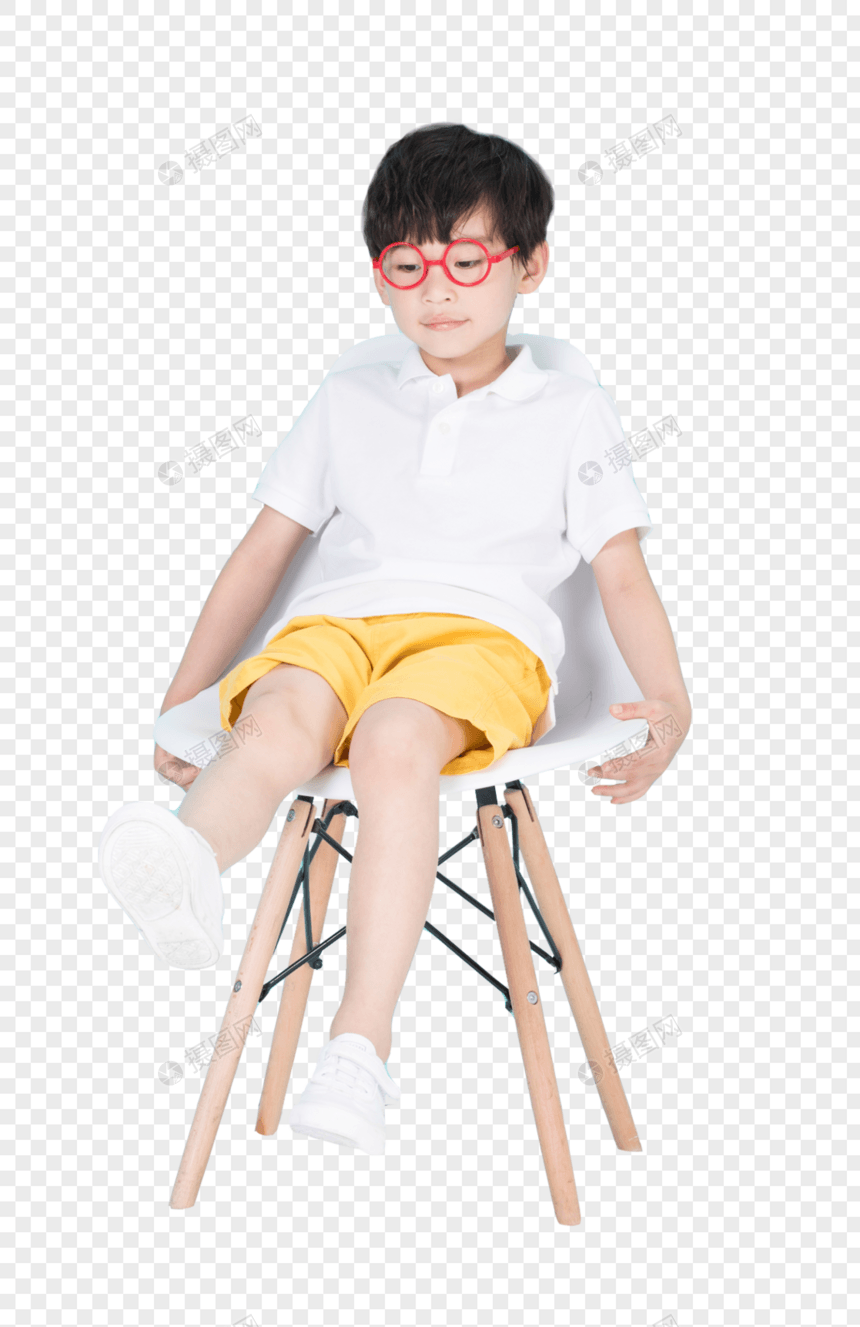 坐在凳子上的小男孩儿童图片