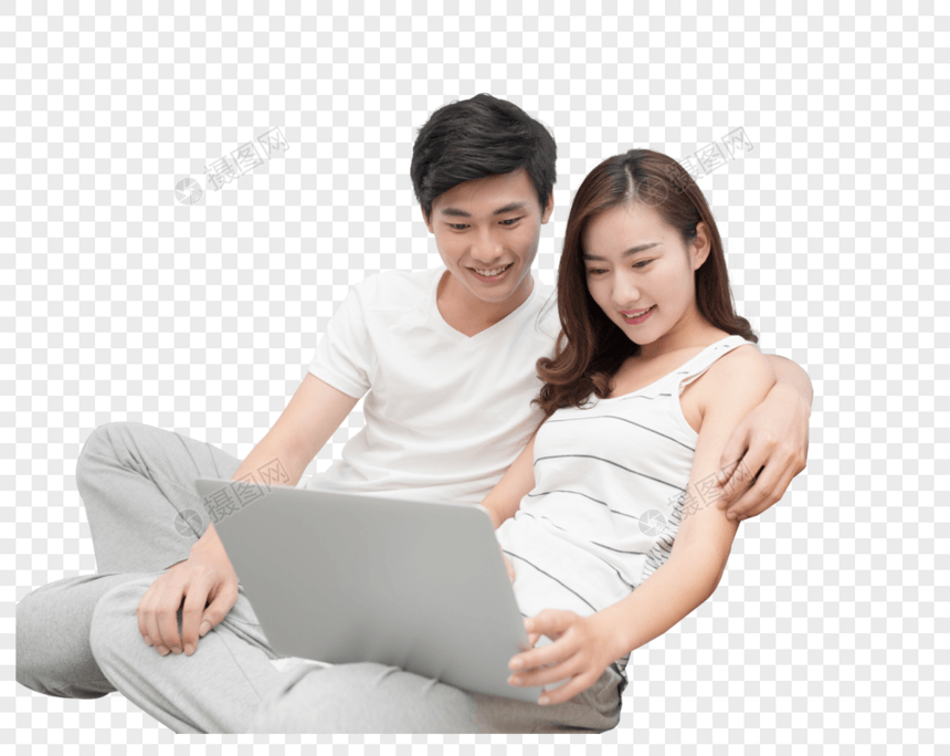 情侣坐在沙发上看电脑图片