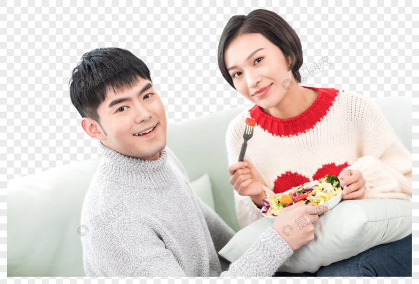 情侣在客厅沙发吃饭图片