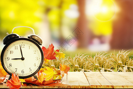 一个黄色的闹钟秋天设计图片