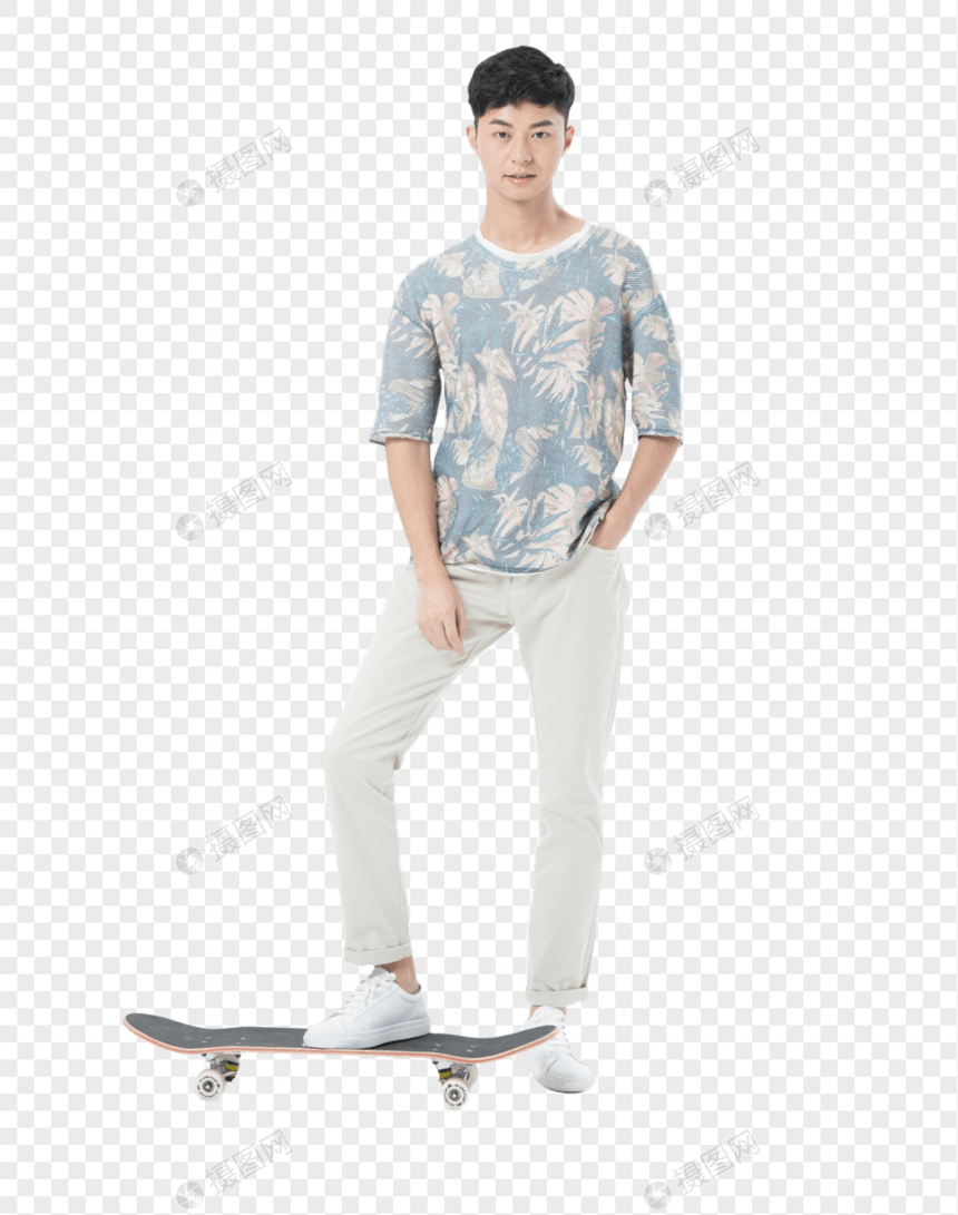 青年男性玩滑板图片