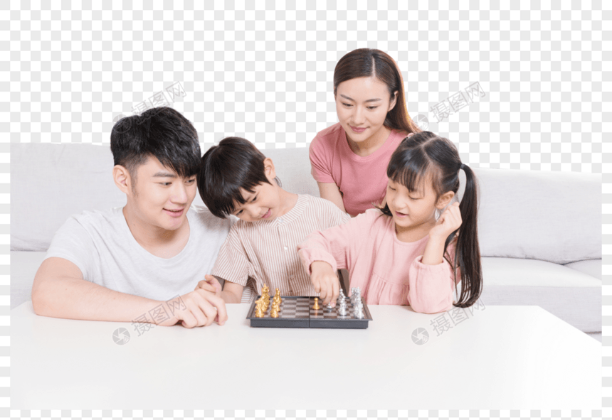 父母陪孩子下棋图片