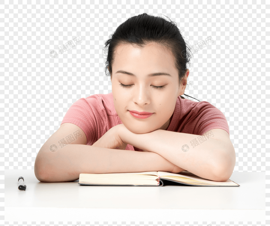 青年女性学生课桌上睡觉休息图片