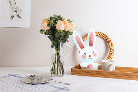 桌面插花杯子里的小兔子插画