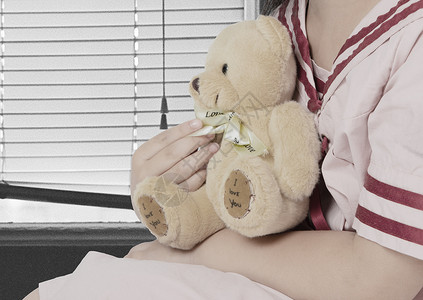 女孩抱小熊孤独的孩子设计图片