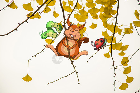 金黄树枝松鼠和小虫插画