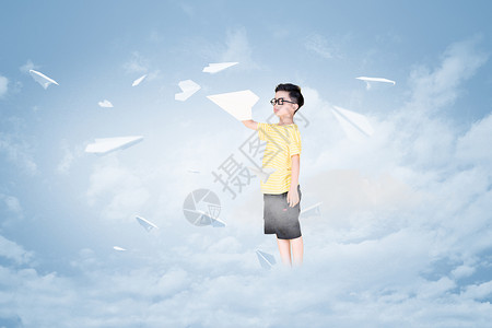 纸飞机与小男孩图片