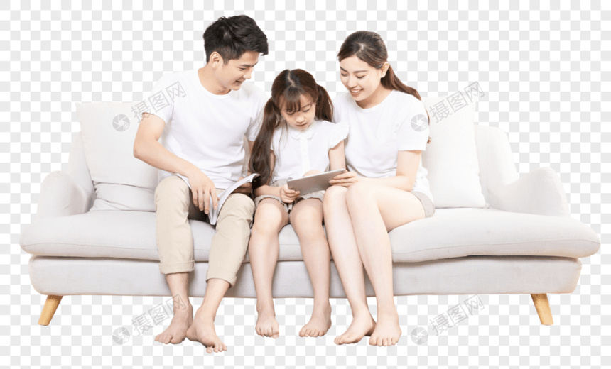 幸福家庭坐在沙发上图片