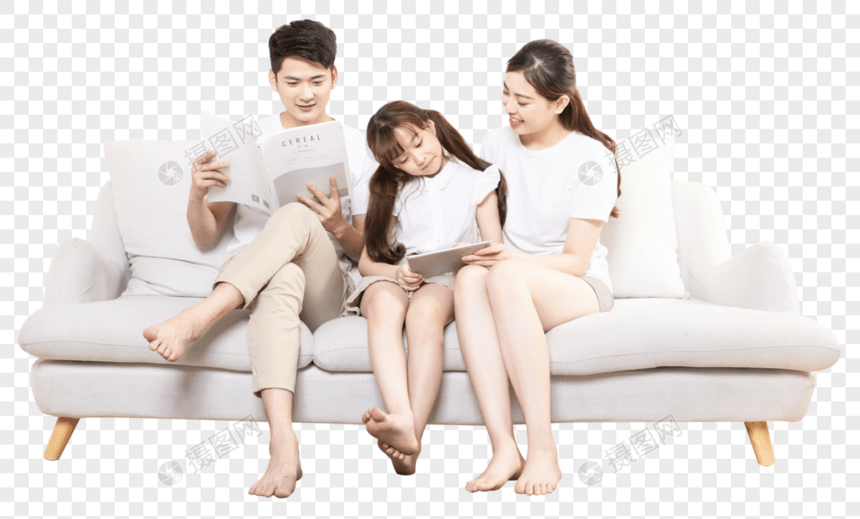 幸福家庭坐在沙发上图片