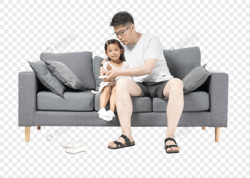 爸爸和女儿在沙发上看电视图片