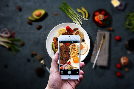 西餐人手机美食摄影设计图片